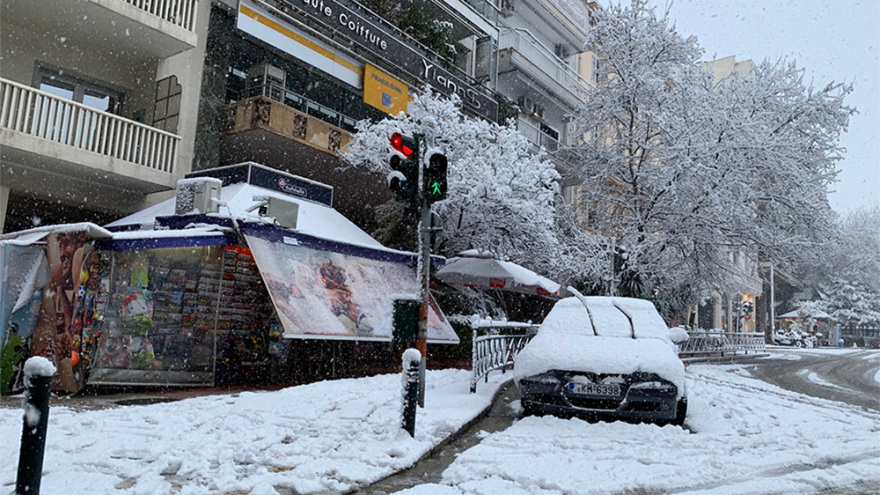 Κακοκαιρία «Μήδεια»: Στα... λευκά οι γειτονιές της Αθήνας - Δείτε βίντεο και φωτογραφίες