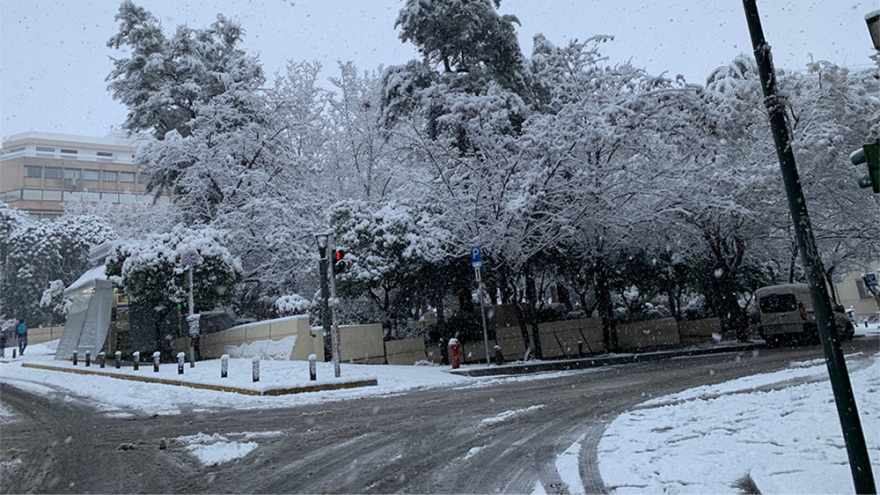 Κακοκαιρία «Μήδεια»: Στα... λευκά οι γειτονιές της Αθήνας - Δείτε βίντεο και φωτογραφίες