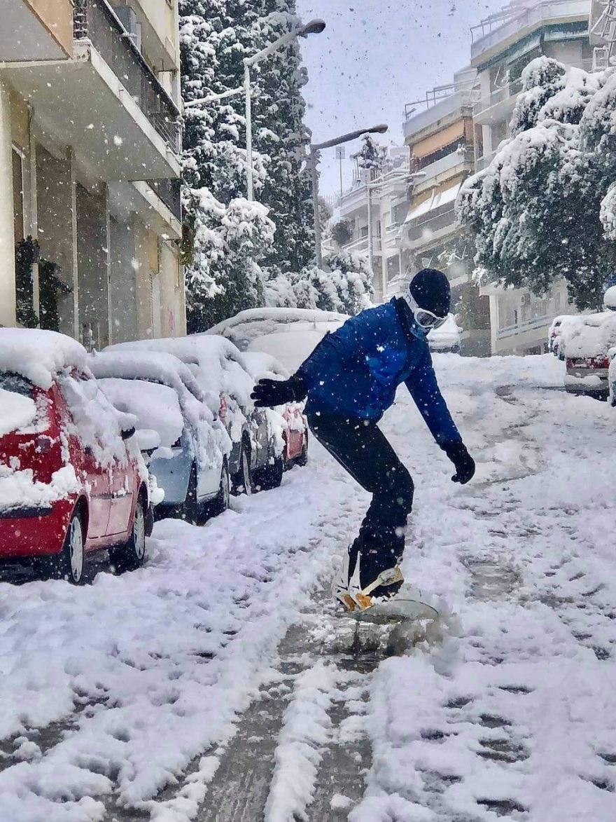 Χιόνια στην Αθήνα: Οι Αθηναίοι βγήκαν για… σκι και snowboard – Δείτε βίντεο και φωτογραφίες