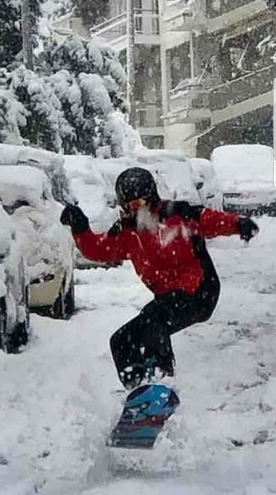 Χιόνια στην Αθήνα: Οι Αθηναίοι βγήκαν για… σκι και snowboard – Δείτε βίντεο και φωτογραφίες