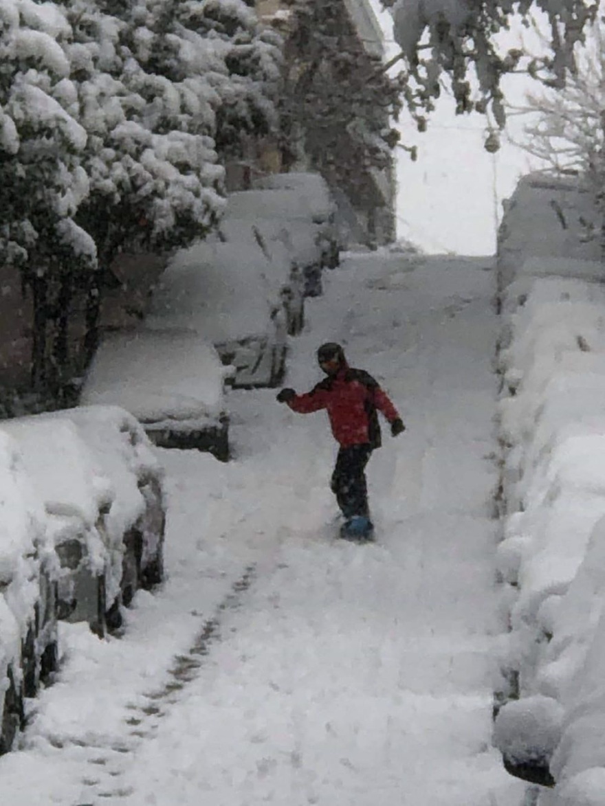 Χιόνια στην Αθήνα: Οι Αθηναίοι βγήκαν για… σκι και snowboard – Δείτε βίντεο και φωτογραφίες