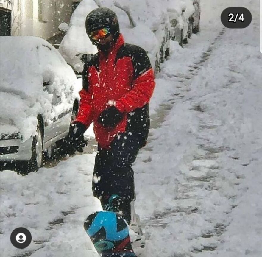 Χιόνια στην Αθήνα: Οι Αθηναίοι βγήκαν για… σκι και snowboard – Δείτε βίντεο και φωτογραφίες