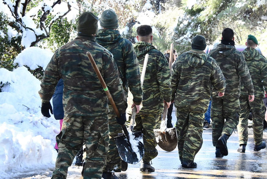 Κακοκαιρία «Μήδεια»: Ο στρατός συνδράμει τις προσπάθειες του ΔΕΔΔΗΕ στον Διόνυσο