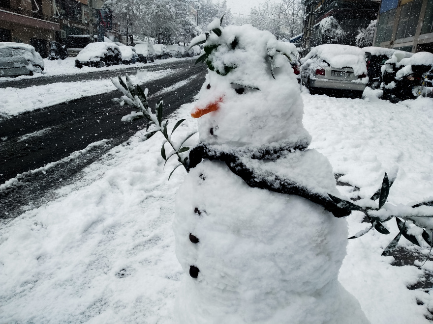 Κακοκαιρία Μηδεία: Δείτε τους καλύτερους και τους... πιο fail χιονανθρώπους της Αττικής (Φωτογραφίες)