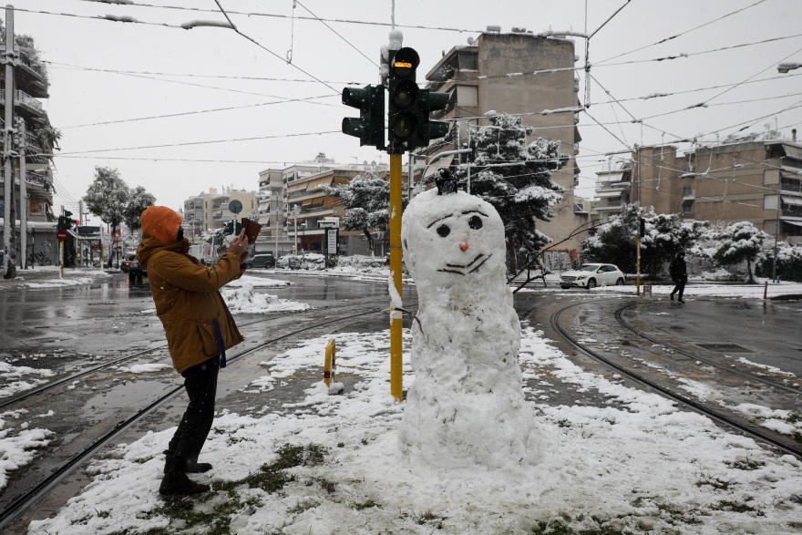Κακοκαιρία Μηδεία: Δείτε τους καλύτερους και τους... πιο fail χιονανθρώπους της Αττικής (Φωτογραφίες)