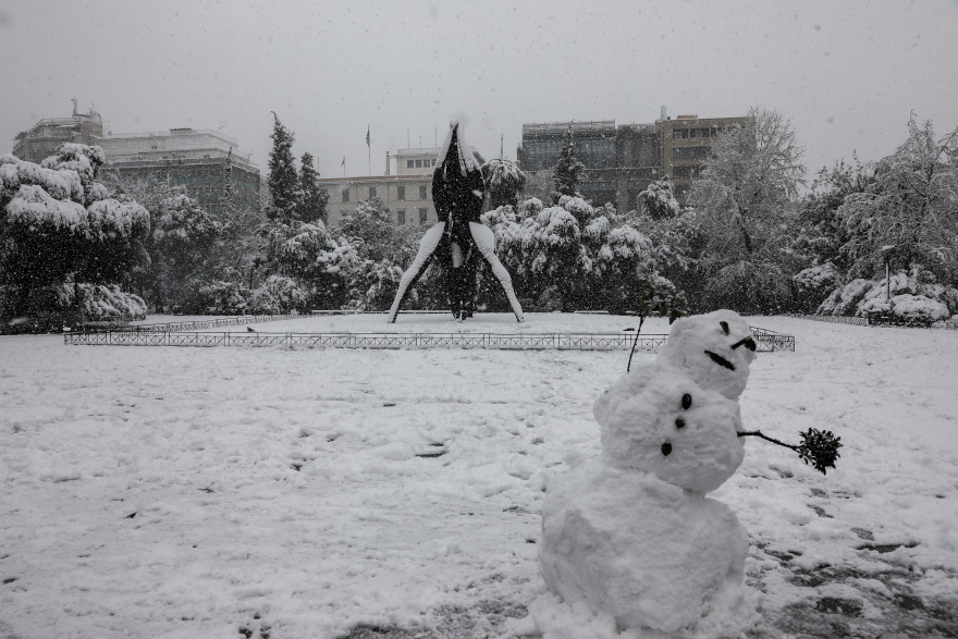 Κακοκαιρία Μηδεία: Δείτε τους καλύτερους και τους... πιο fail χιονανθρώπους της Αττικής (Φωτογραφίες)