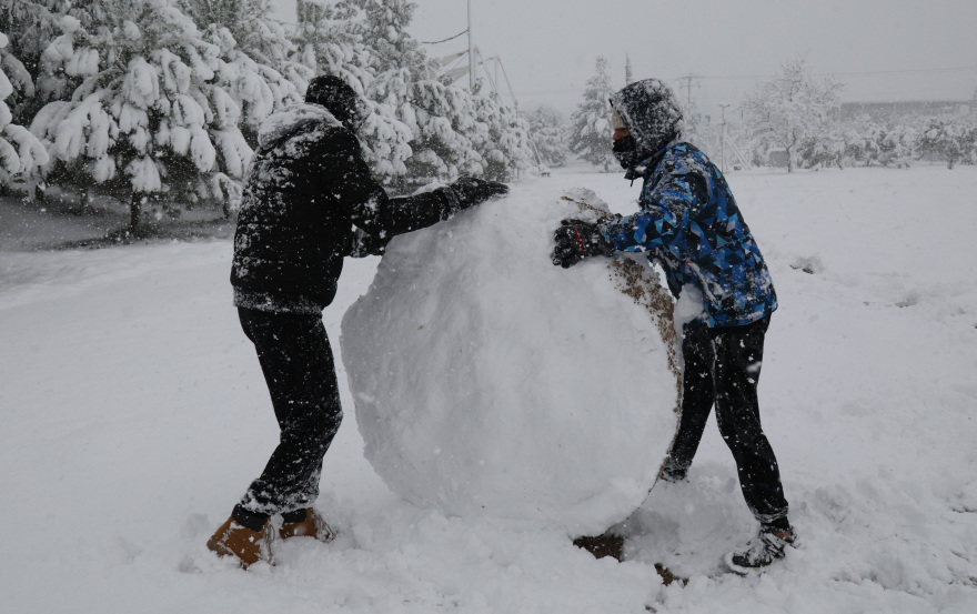 Κακοκαιρία Μηδεία: Δείτε τους καλύτερους και τους... πιο fail χιονανθρώπους της Αττικής (Φωτογραφίες)