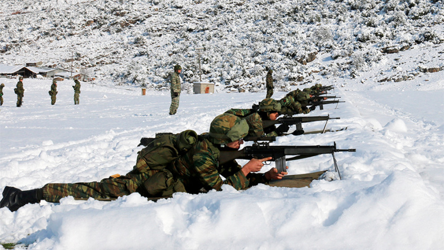 Εντυπωσιακές εικόνες από χειμερινή εκπαίδευση της Σχολής Ευελπίδων - Δείτε βίντεο