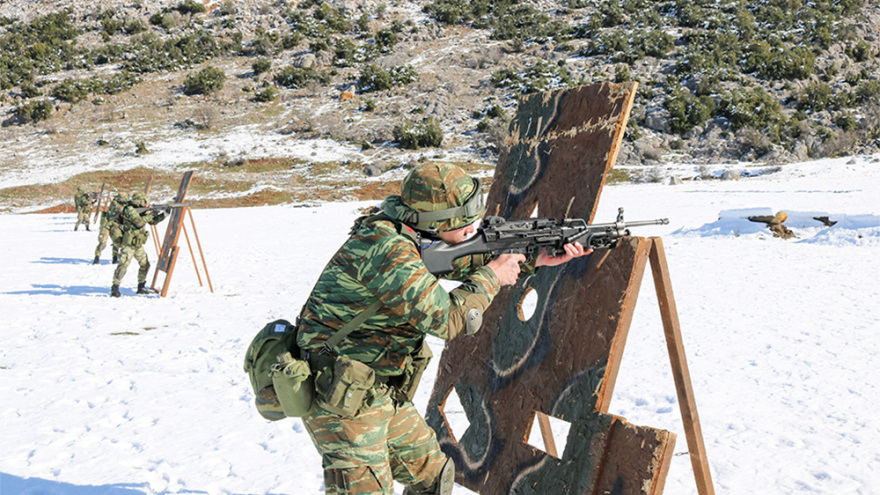 Εντυπωσιακές εικόνες από χειμερινή εκπαίδευση της Σχολής Ευελπίδων - Δείτε βίντεο