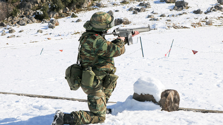 Εντυπωσιακές εικόνες από χειμερινή εκπαίδευση της Σχολής Ευελπίδων - Δείτε βίντεο
