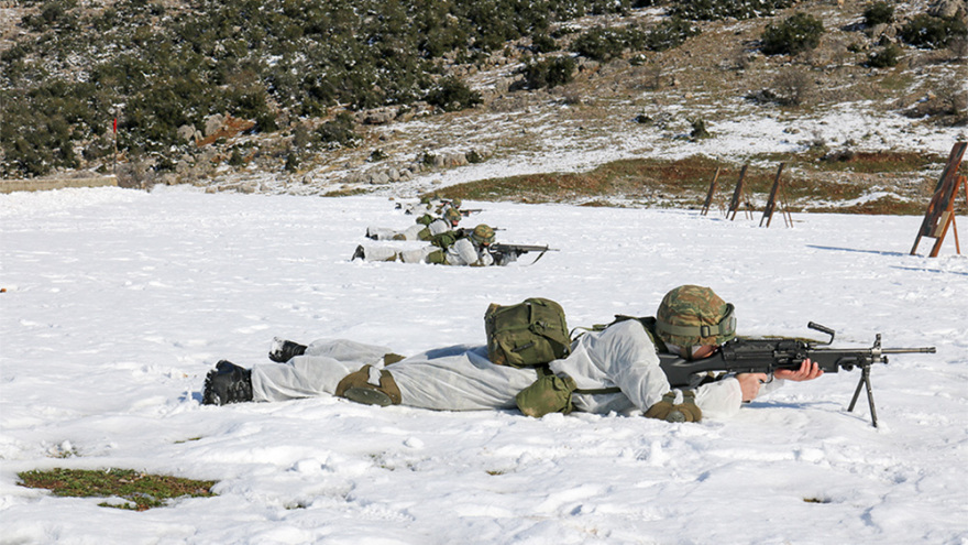 Εντυπωσιακές εικόνες από χειμερινή εκπαίδευση της Σχολής Ευελπίδων - Δείτε βίντεο