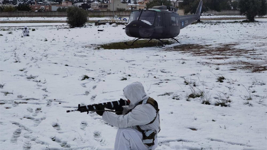 Εντυπωσιακές εικόνες από χειμερινή εκπαίδευση της Σχολής Ευελπίδων - Δείτε βίντεο