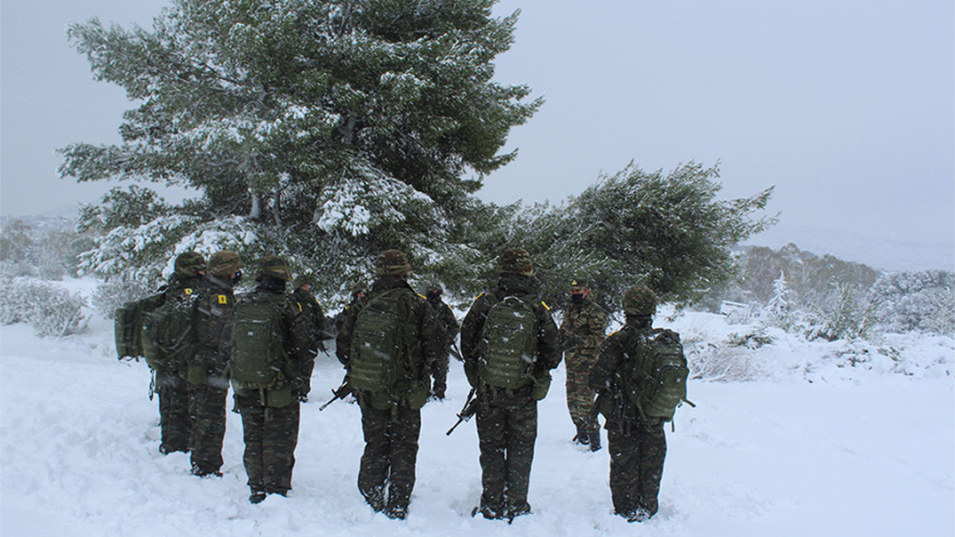 Εντυπωσιακές εικόνες από χειμερινή εκπαίδευση της Σχολής Ευελπίδων - Δείτε βίντεο
