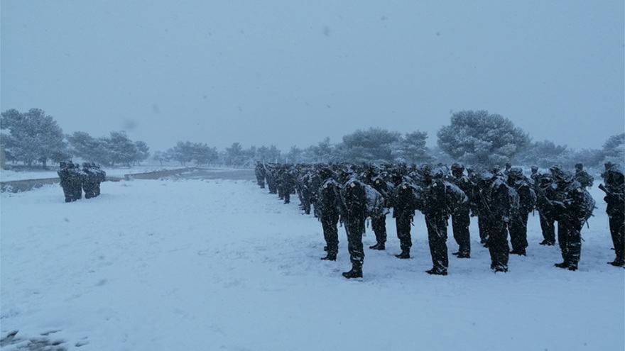 Εντυπωσιακές εικόνες από χειμερινή εκπαίδευση της Σχολής Ευελπίδων - Δείτε βίντεο