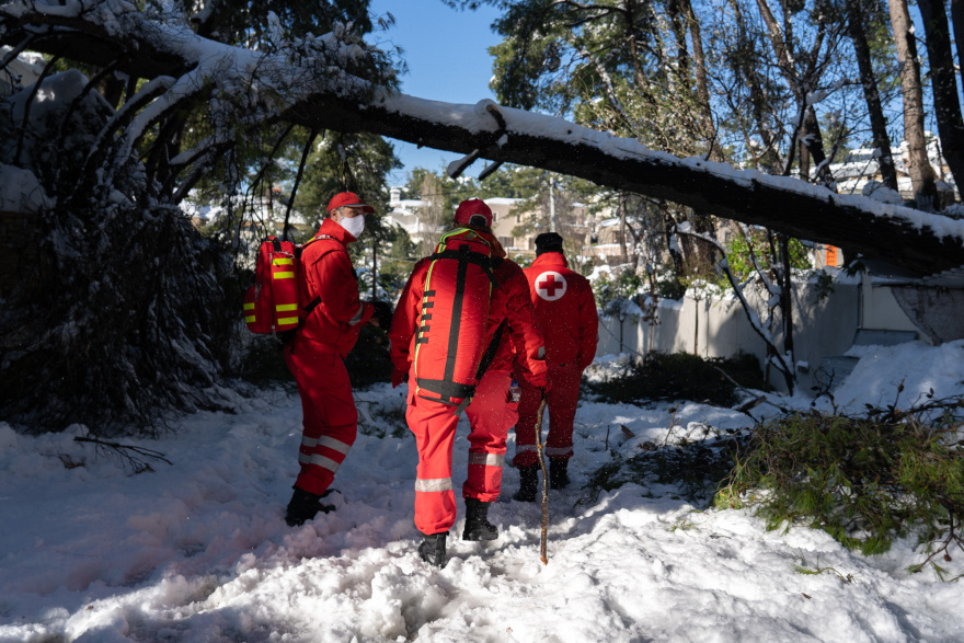 Ερυθρός Σταυρός: Απεγκλώβισε κατοίκους από τη σφοδρή χιονόπτωση