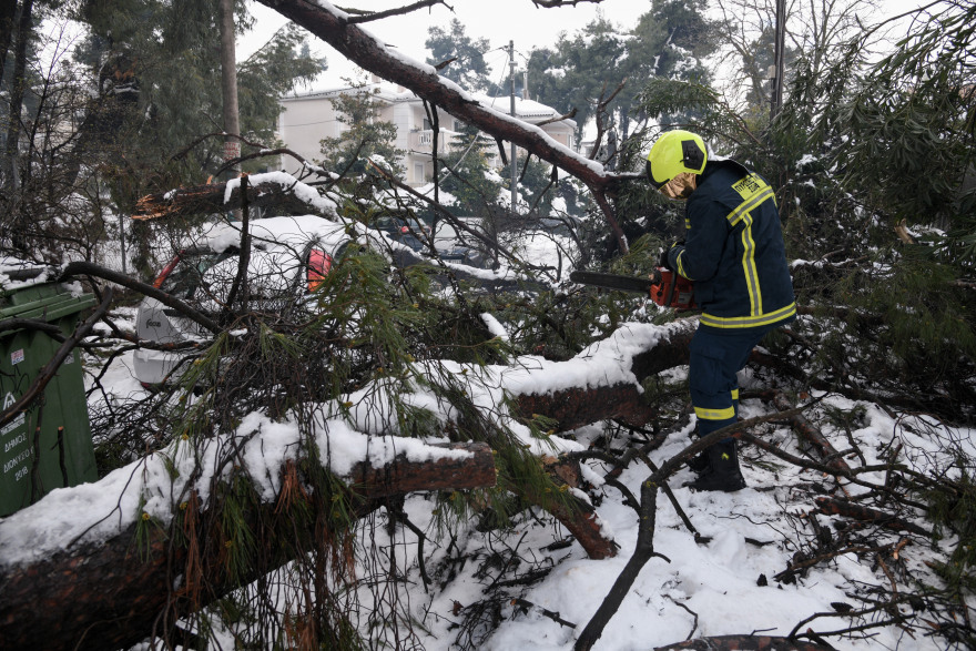 Κακοκαιρία «Μήδεια»: Στο σκοτάδι ακόμη τα βόρεια προάστια - Σε ποιες περιοχές δεν έχει ρεύμα