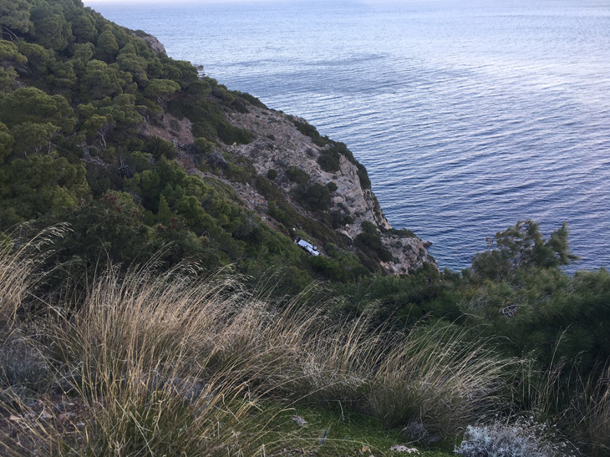 Κερατέα: Ανασύρθηκε νεκρός ο 24χρονος που έπεσε με το αυτοκίνητό του σε γκρεμό