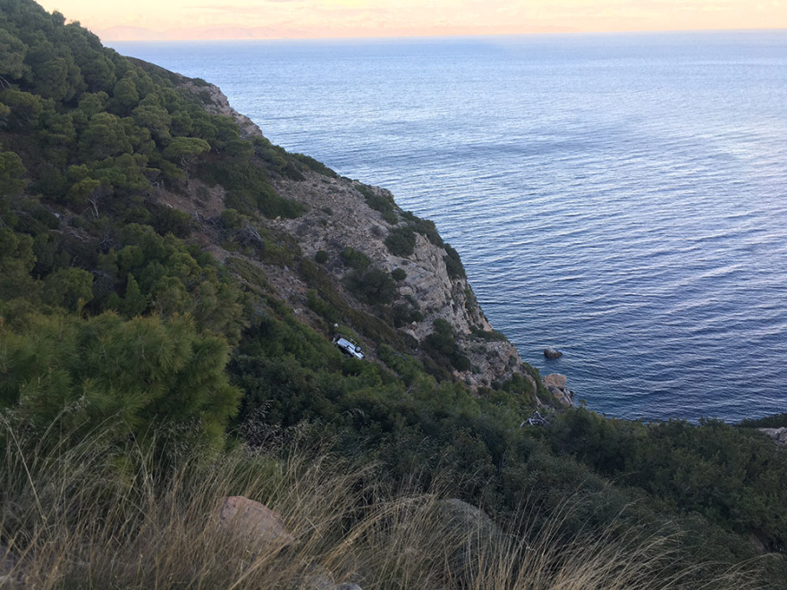 Κερατέα: Ανασύρθηκε νεκρός ο 24χρονος που έπεσε με το αυτοκίνητό του σε γκρεμό