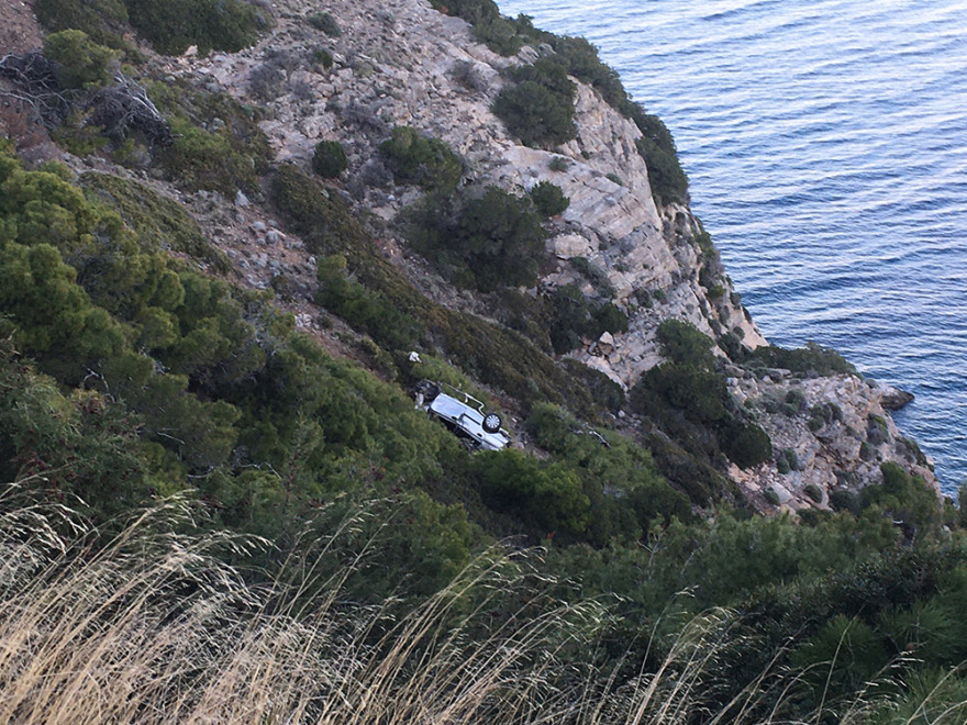 Κερατέα: Ανασύρθηκε νεκρός ο 24χρονος που έπεσε με το αυτοκίνητό του σε γκρεμό