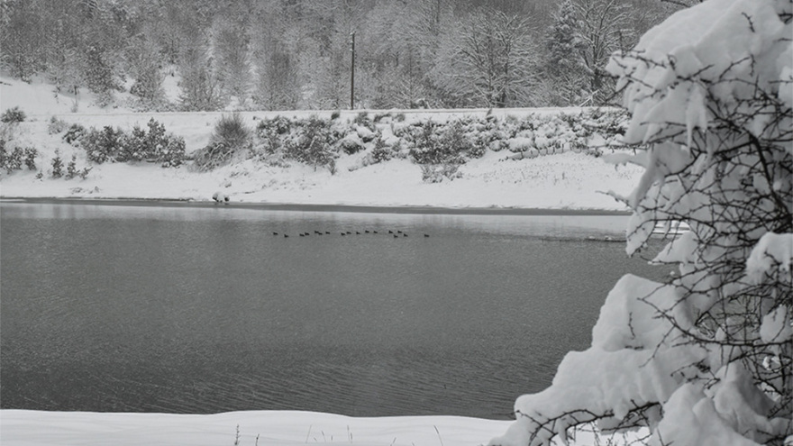 Η λίμνη Πλαστήρα χιονισμένη! - Δείτε εντυπωσιακές εικόνες