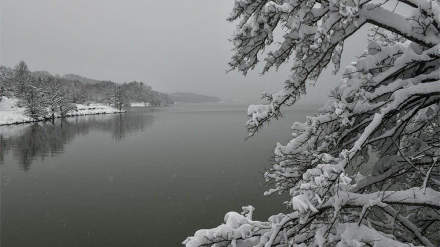 Η λίμνη Πλαστήρα χιονισμένη! - Δείτε εντυπωσιακές εικόνες