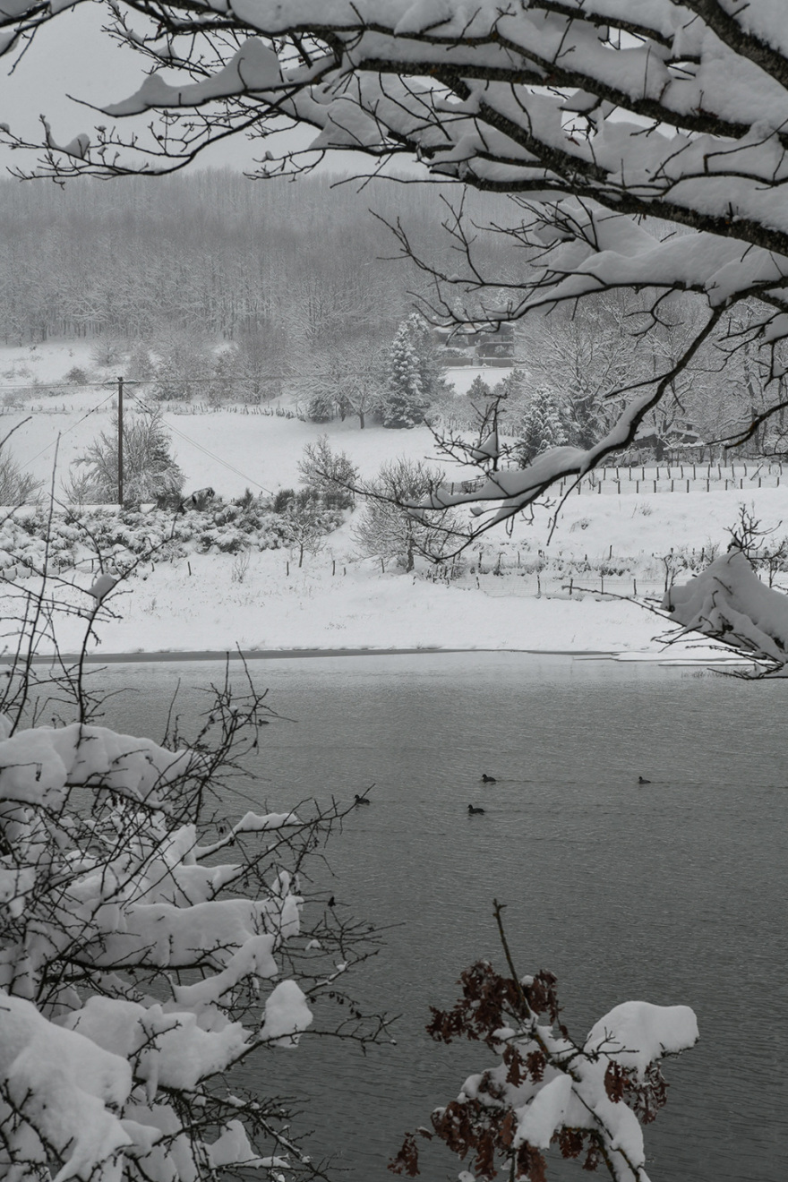 Η λίμνη Πλαστήρα χιονισμένη! - Δείτε εντυπωσιακές εικόνες