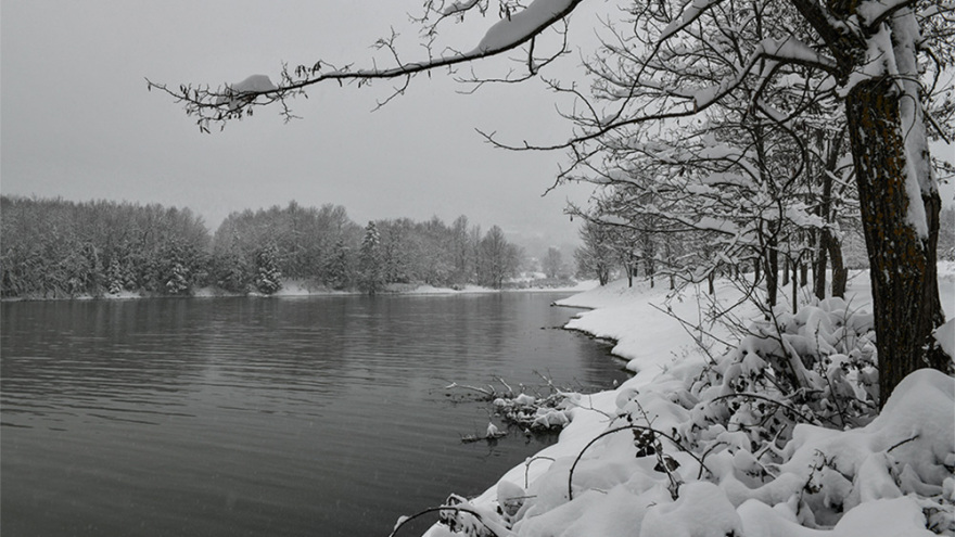 Η λίμνη Πλαστήρα χιονισμένη! - Δείτε εντυπωσιακές εικόνες