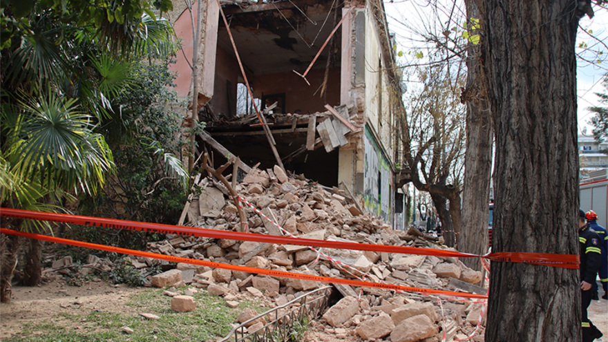 Κατέρρευσε νεοκλασικό κτίριο στην Πατησίων  - Εντοπίστηκε σώος άνδρας στο εσωτερικό 