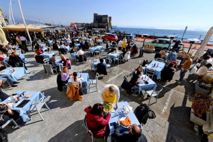 Ιταλία: Πολυκοσμία ξανά σε κεντρικές περιοχές των πόλεων - Οι αρχές έκλεισαν εμπορικές οδούς