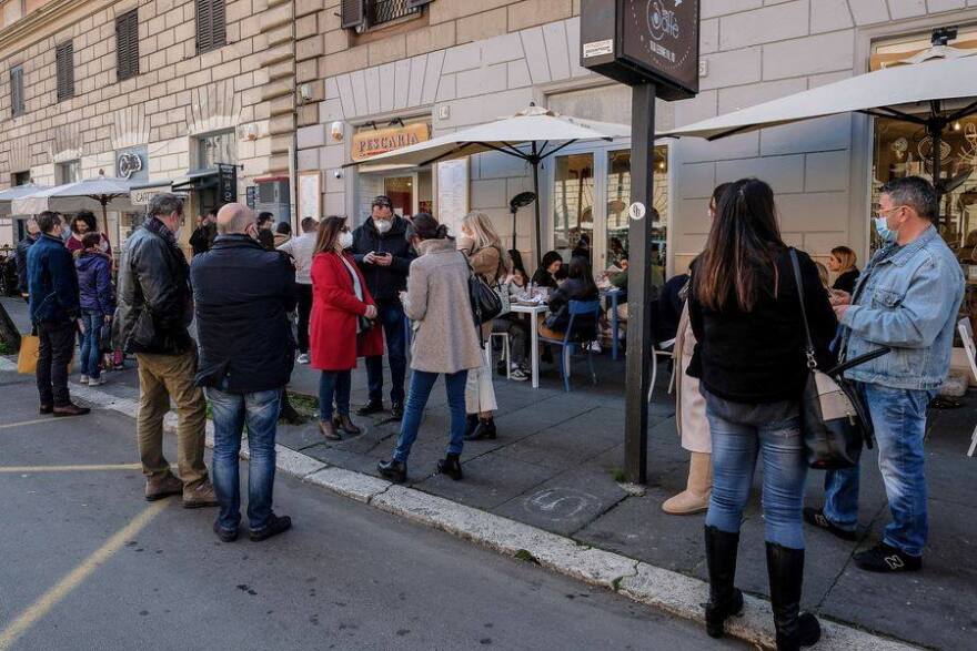 Ιταλία: Πολυκοσμία ξανά σε κεντρικές περιοχές των πόλεων - Οι αρχές έκλεισαν εμπορικές οδούς