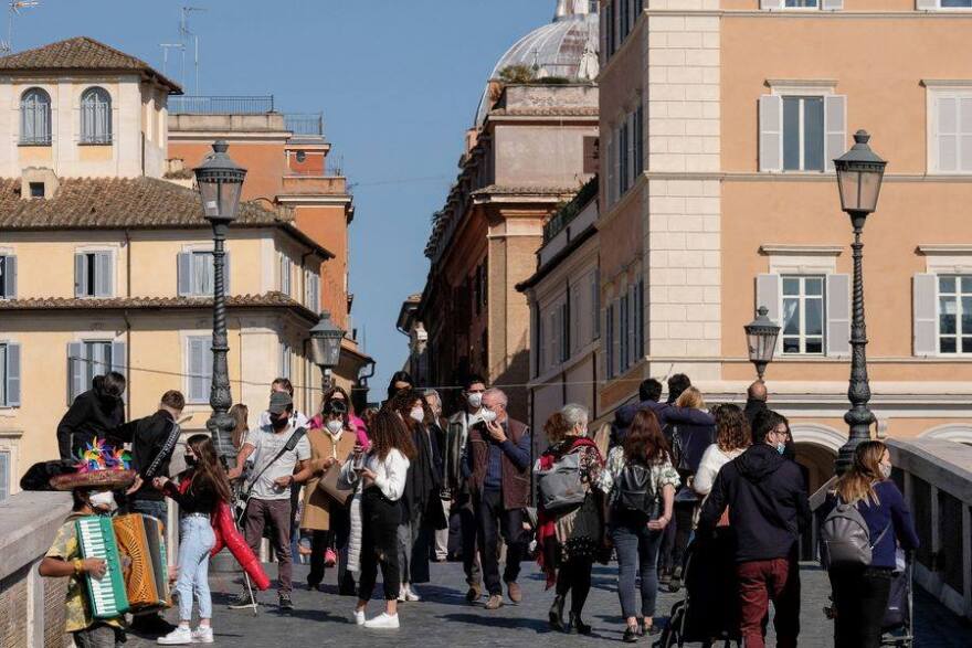 Ιταλία: Πολυκοσμία ξανά σε κεντρικές περιοχές των πόλεων - Οι αρχές έκλεισαν εμπορικές οδούς