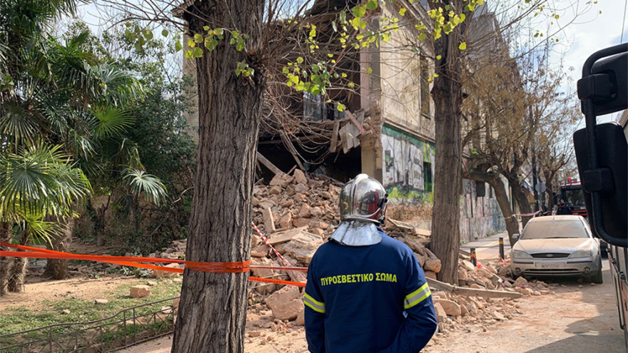 Κατέρρευσε νεοκλασικό κτίριο στην Πατησίων  - Εντοπίστηκε σώος άνδρας στο εσωτερικό 