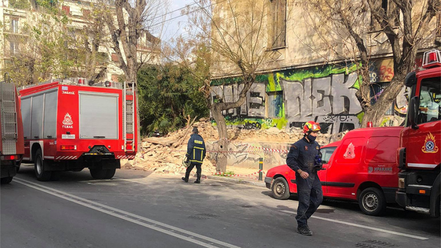Κατέρρευσε νεοκλασικό κτίριο στην Πατησίων  - Εντοπίστηκε σώος άνδρας στο εσωτερικό 