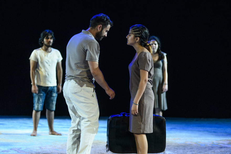 Ο Δημήτρης Λιγνάδης, το πρόγραμμα με τους ανήλικους πρόσφυγες στο Εθνικό Θέατρο και ο ρόλος των ΜΚΟ