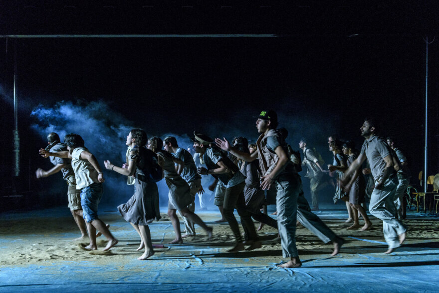 Ο Δημήτρης Λιγνάδης, το πρόγραμμα με τους ανήλικους πρόσφυγες στο Εθνικό Θέατρο και ο ρόλος των ΜΚΟ