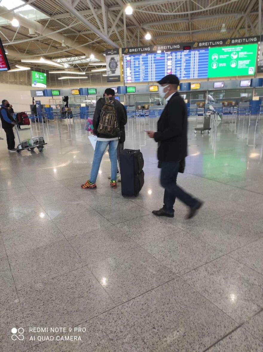 Αεροδρόμιο «Ελ. Βενιζέλος»: Αλλοδαπός... άρπαζε βαλίτσες επιβατών με μια ομπρέλα! 