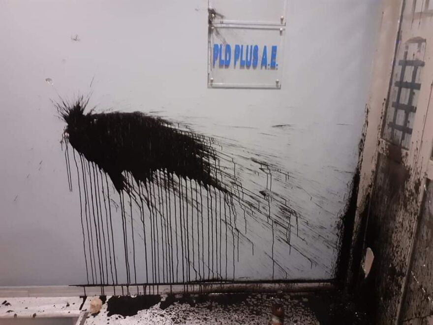 Επίθεση με μολότοφ, πέτρες και μπογιές στο Action 24