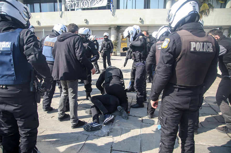 Θεσσαλονίκη: Επεισόδια μεταξύ αστυνομικών και φοιτητών έξω από το ΑΠΘ 