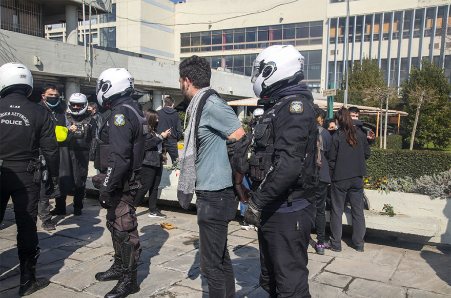 Θεσσαλονίκη: Επεισόδια μεταξύ αστυνομικών και φοιτητών έξω από το ΑΠΘ 
