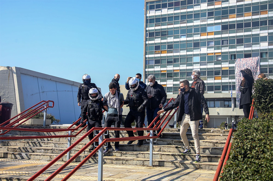 Θεσσαλονίκη: Επεισόδια μεταξύ αστυνομικών και φοιτητών έξω από το ΑΠΘ 