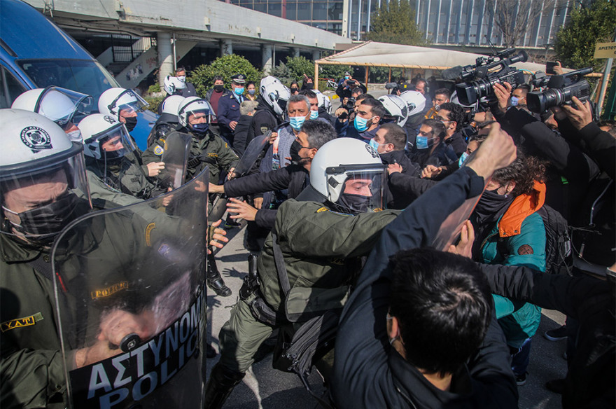 Θεσσαλονίκη: Επεισόδια μεταξύ αστυνομικών και φοιτητών έξω από το ΑΠΘ 