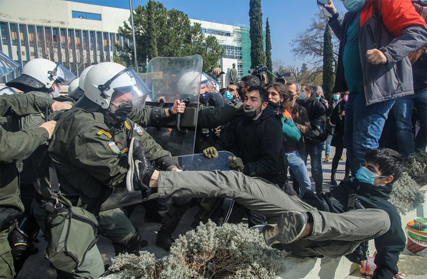 Θεσσαλονίκη: Επεισόδια μεταξύ αστυνομικών και φοιτητών έξω από το ΑΠΘ 
