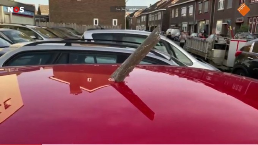 Ολλανδία: Συντρίμμια από τον κινητήρα αεροσκάφους έπεσαν σε κατοικημένη περιοχή - Δυο τραυματίες