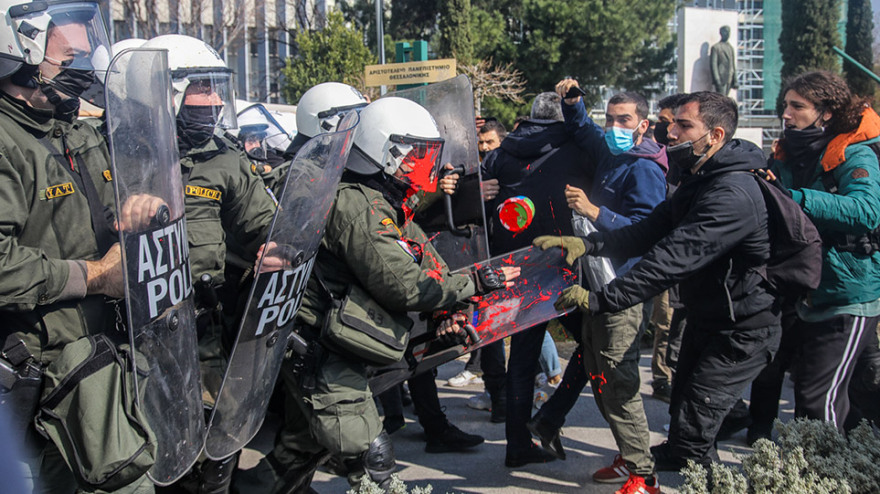 Θεσσαλονίκη: Επεισόδια μεταξύ αστυνομικών και φοιτητών έξω από το ΑΠΘ 