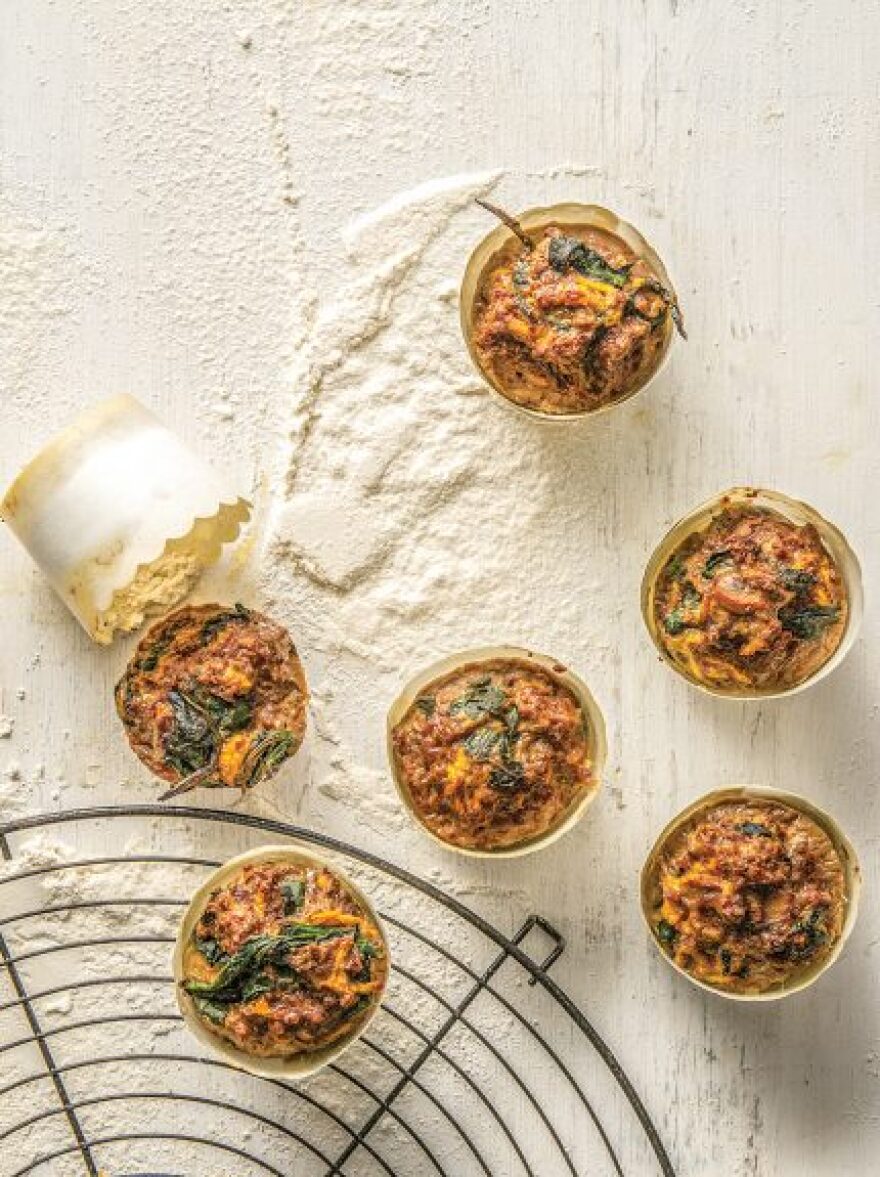 Η συνταγή της ημέρας: Μίνι κέικ με κιμά, σπανάκι και μανιτάρια