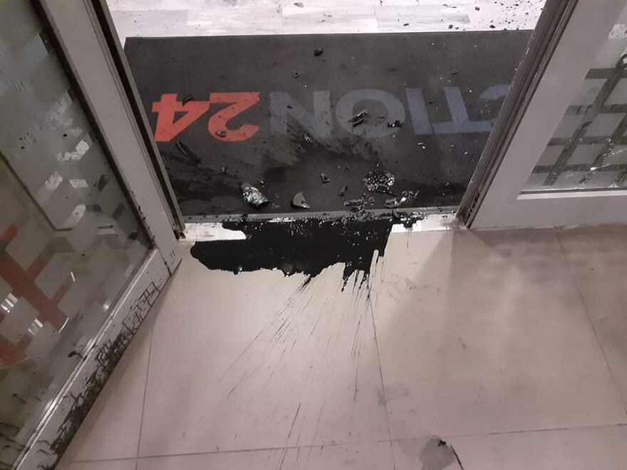 Επίθεση με μολότοφ, πέτρες και μπογιές στο Action 24