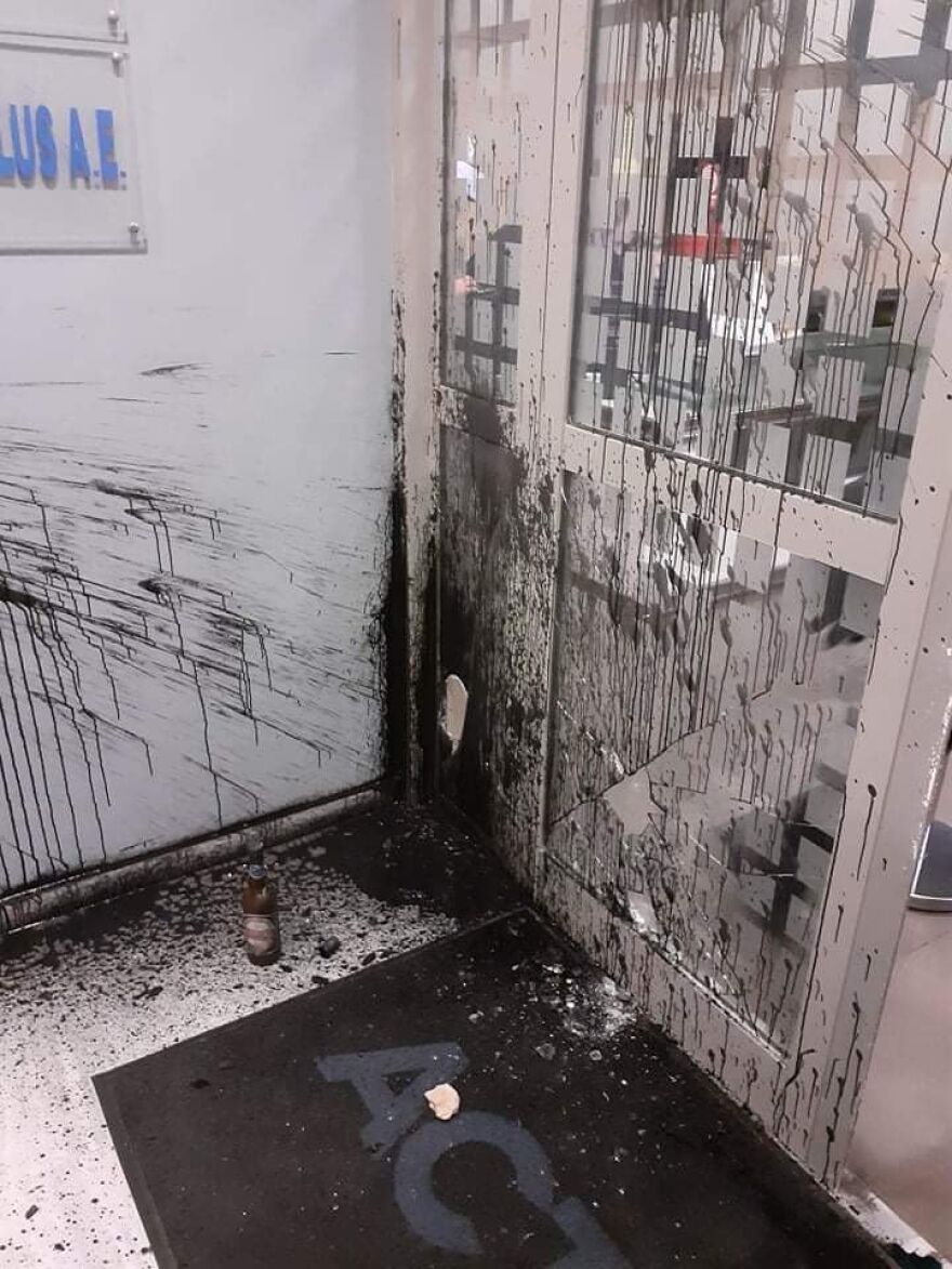 Επίθεση με μολότοφ, πέτρες και μπογιές στο Action 24