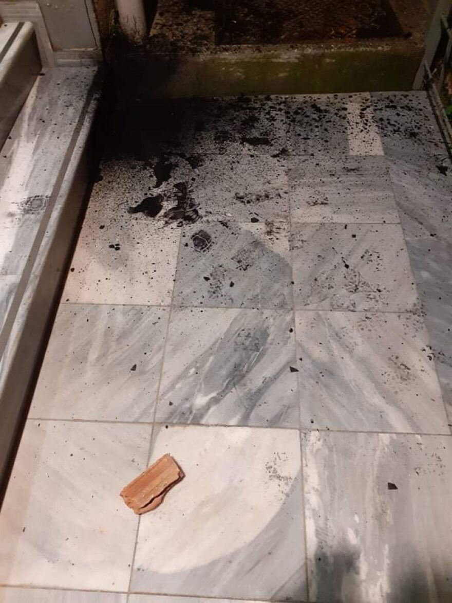 Επίθεση με μολότοφ, πέτρες και μπογιές στο Action 24