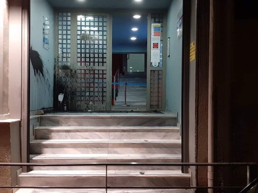 Επίθεση με μολότοφ, πέτρες και μπογιές στο Action 24