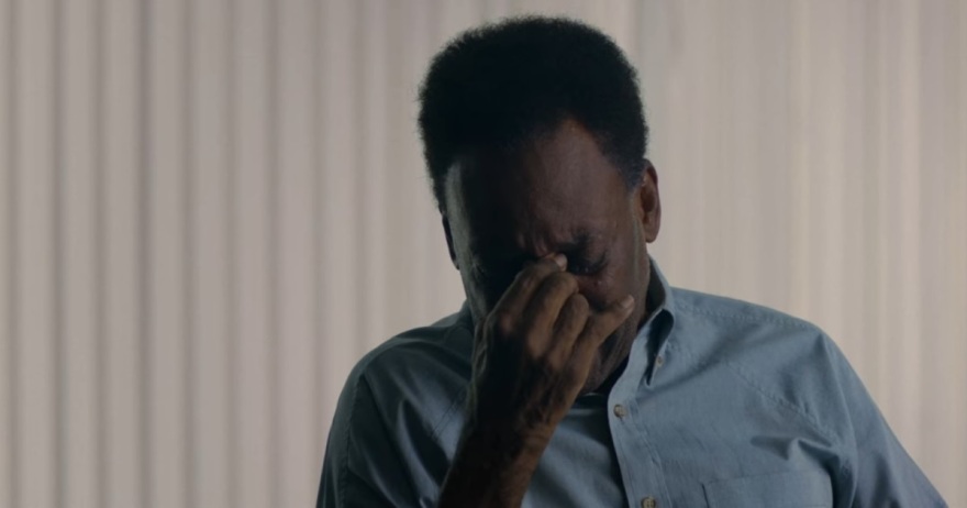 Πελέ: Δεν μπορεί να σταθεί στα πόδια του στο ντοκιμαντέρ του Netflix